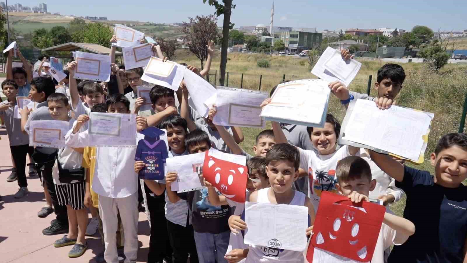 Karne heyecanı muhtarlık önünde hediyeye dönüştü