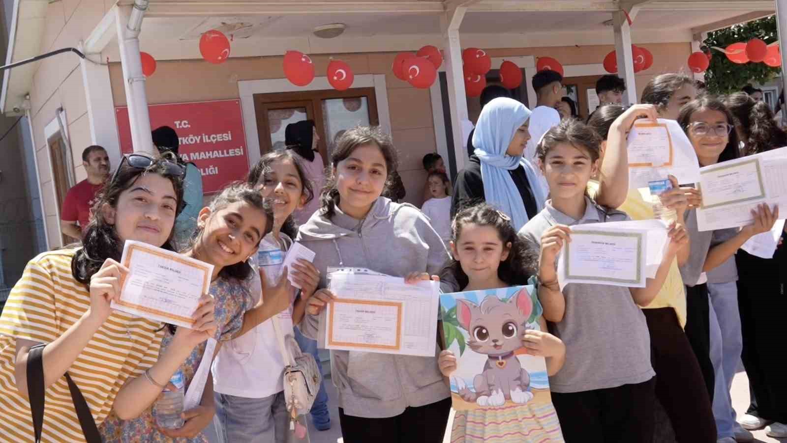 Karne heyecanı muhtarlık önünde hediyeye dönüştü