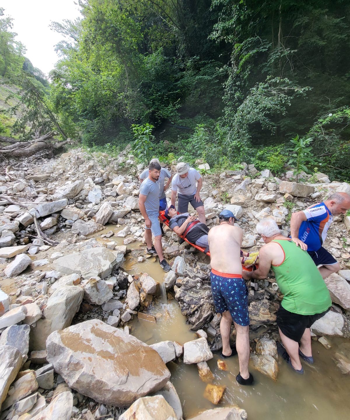 Düzce’de şelalede yürüyüş yaparken yaralanan turist kurtarıldı