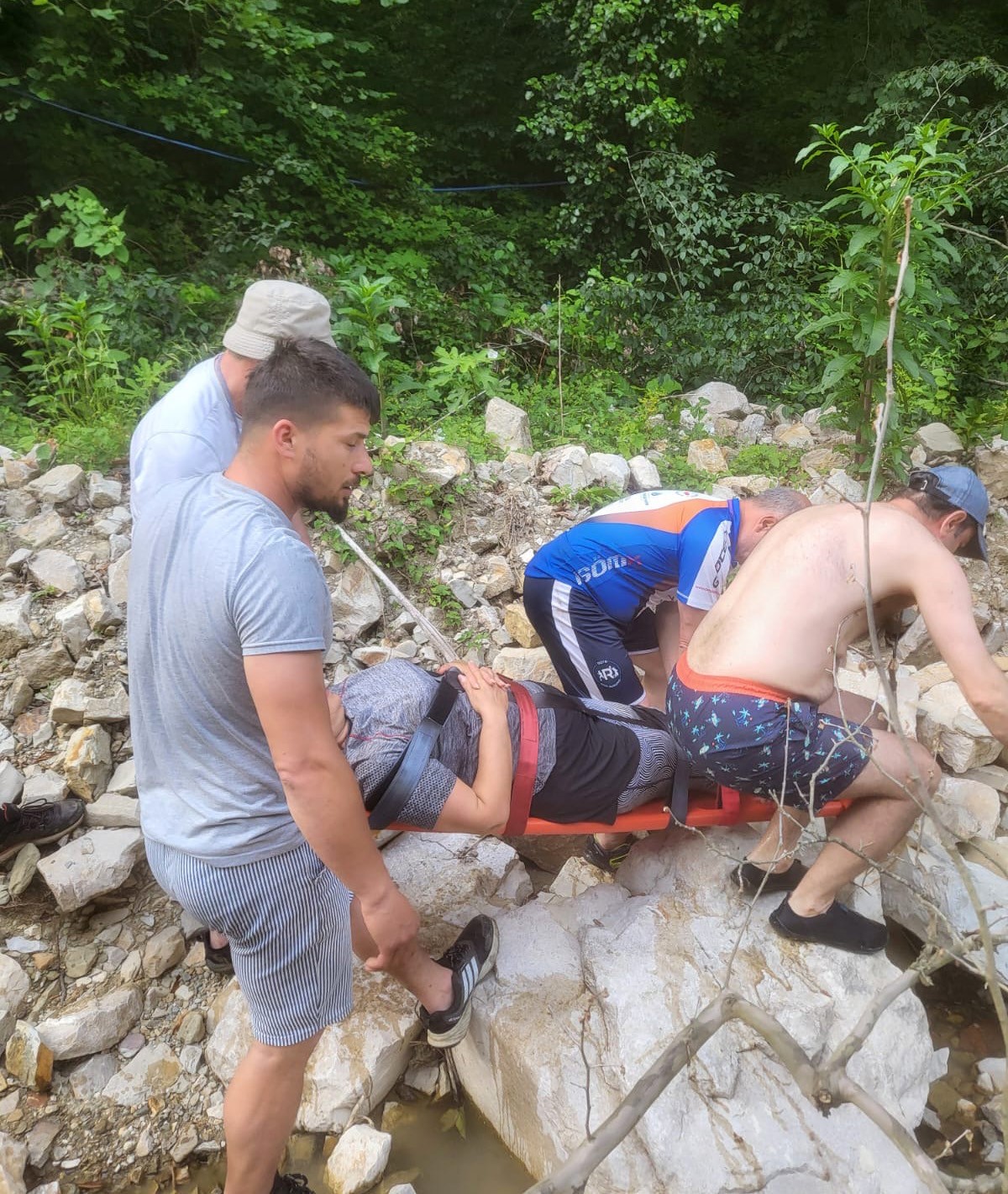 Düzce’de şelalede yürüyüş yaparken yaralanan turist kurtarıldı