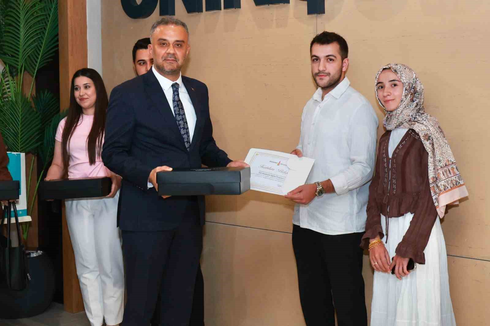 Onikişubat Belediyesi Evlilik Okulu’nun ilk mezunları sertifikalarını aldı