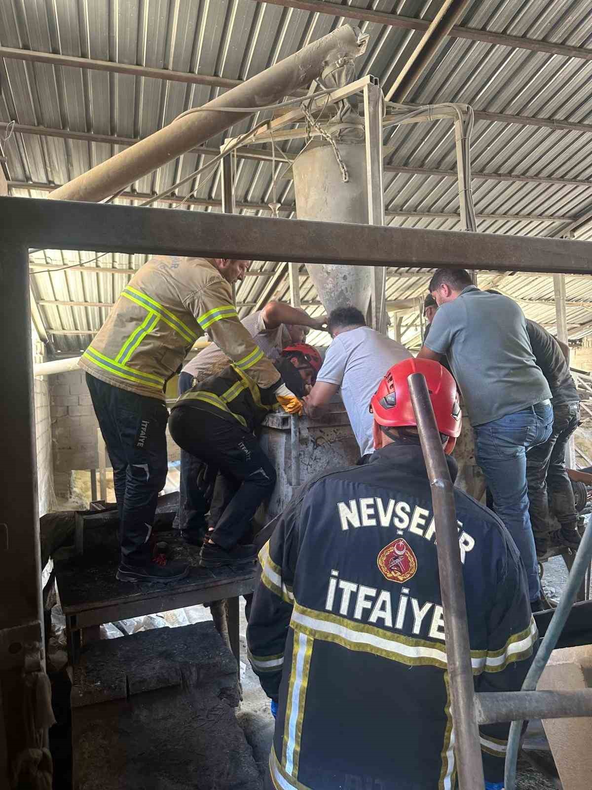 Harç karma makinasına düşen işçi ağır yaralandı