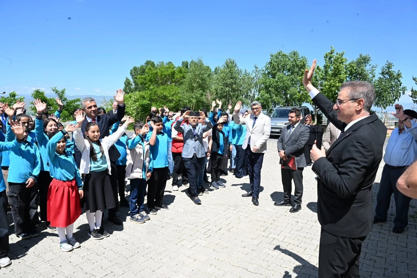 Vali Baruş öğrencilerin karne heyecanına ortak oldu