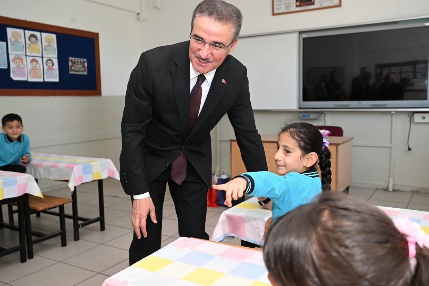 Vali Baruş öğrencilerin karne heyecanına ortak oldu