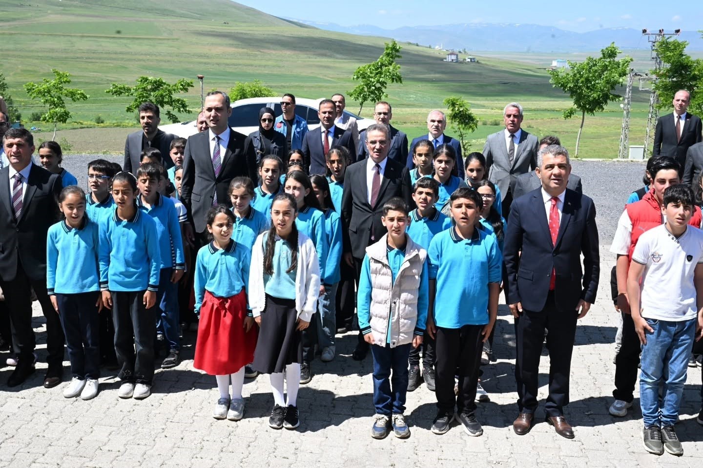 Vali Baruş öğrencilerin karne heyecanına ortak oldu
