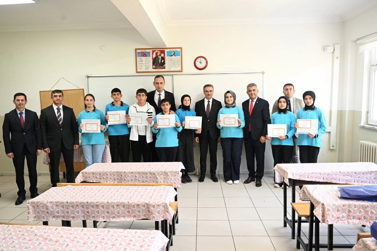 Vali Baruş öğrencilerin karne heyecanına ortak oldu