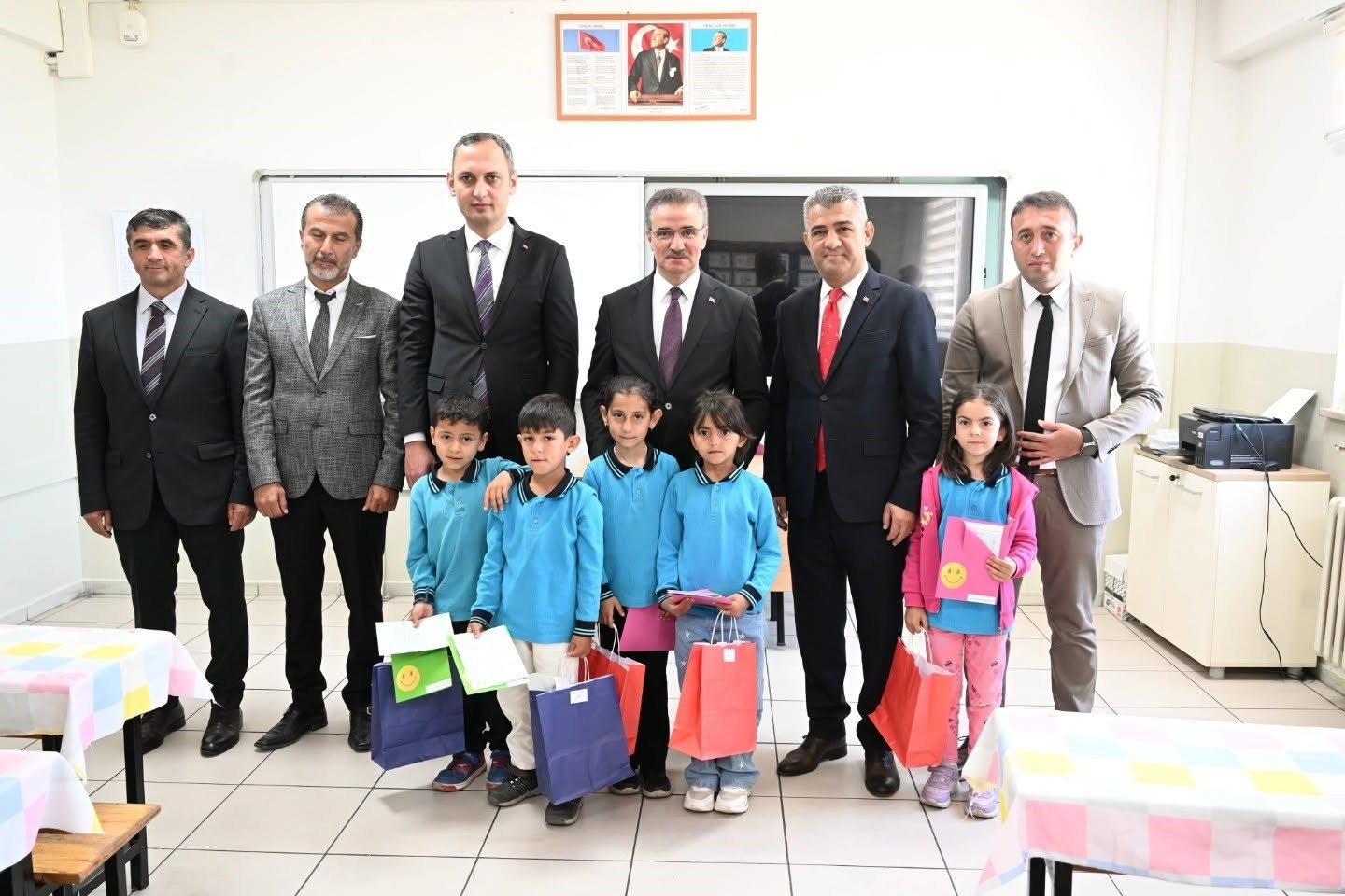 Vali Baruş öğrencilerin karne heyecanına ortak oldu