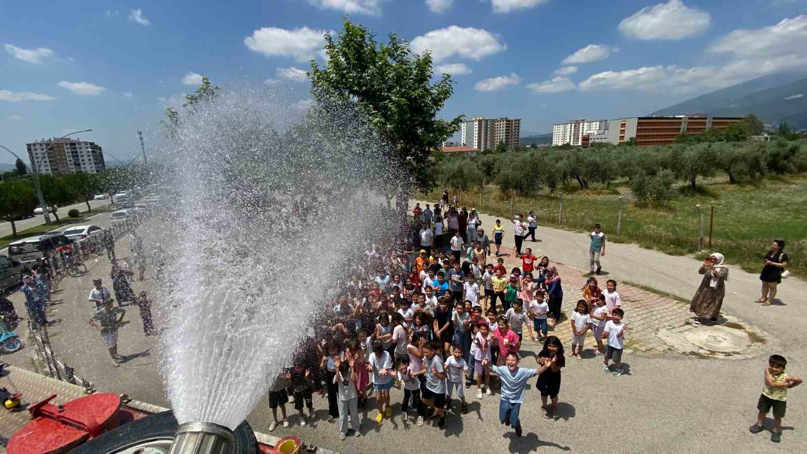 Karne şenliğinde itfaiyeden serinleten sürpriz