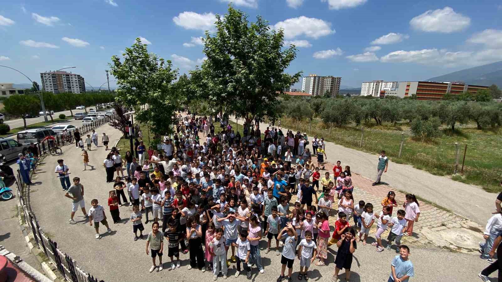 Karne şenliğinde itfaiyeden serinleten sürpriz