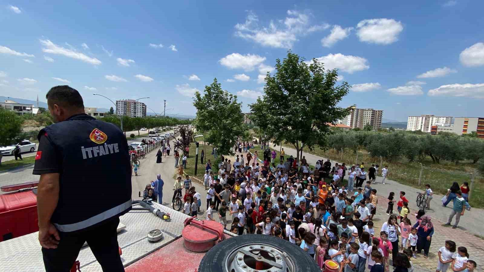 Karne şenliğinde itfaiyeden serinleten sürpriz