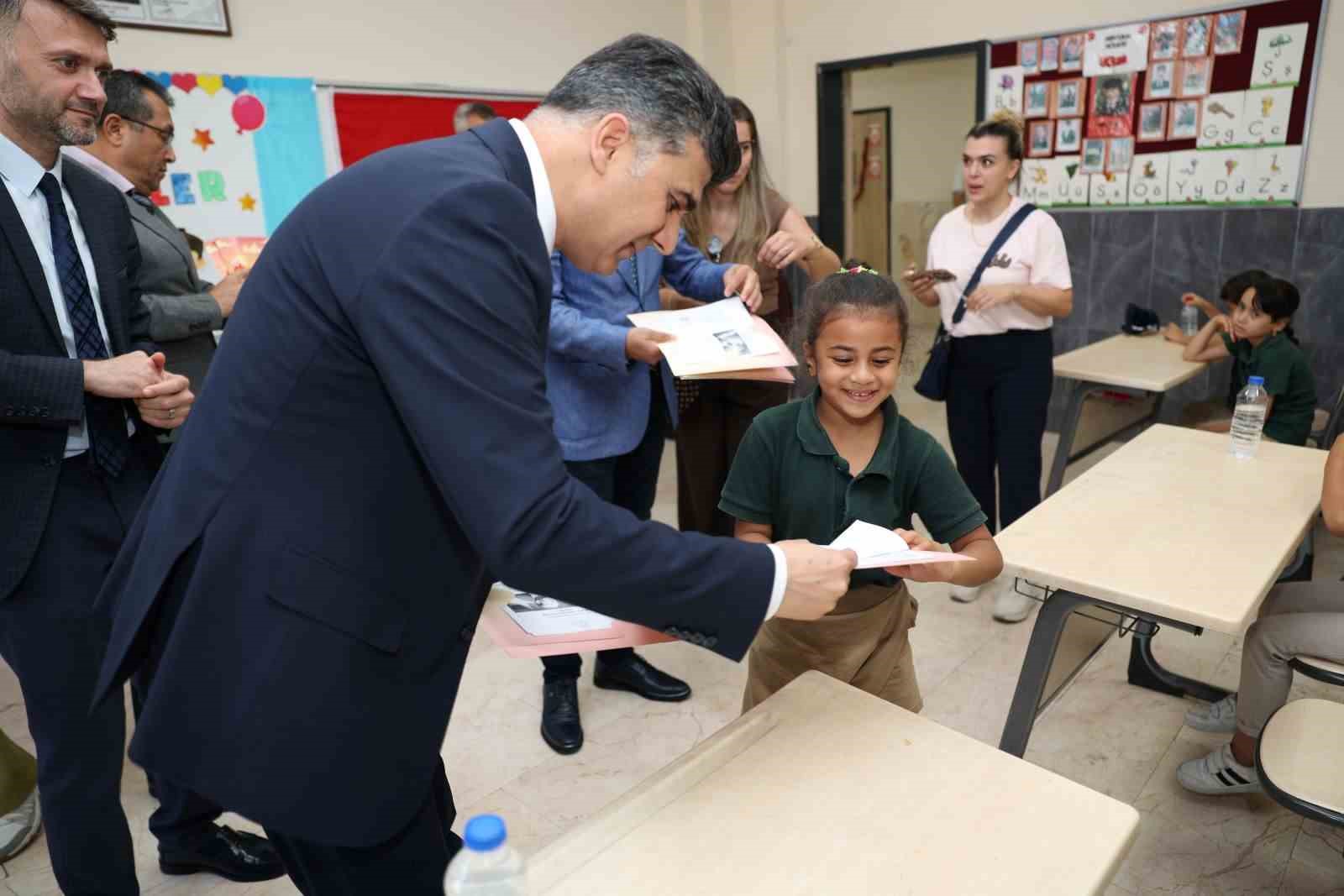 Kaymakam Şener, öğrencilerin karne mutluluğuna ortak oldu