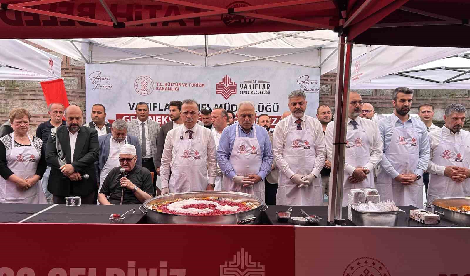 Tarihi Mısır Çarşısı’nda 20 bin kişilik aşure ikramı