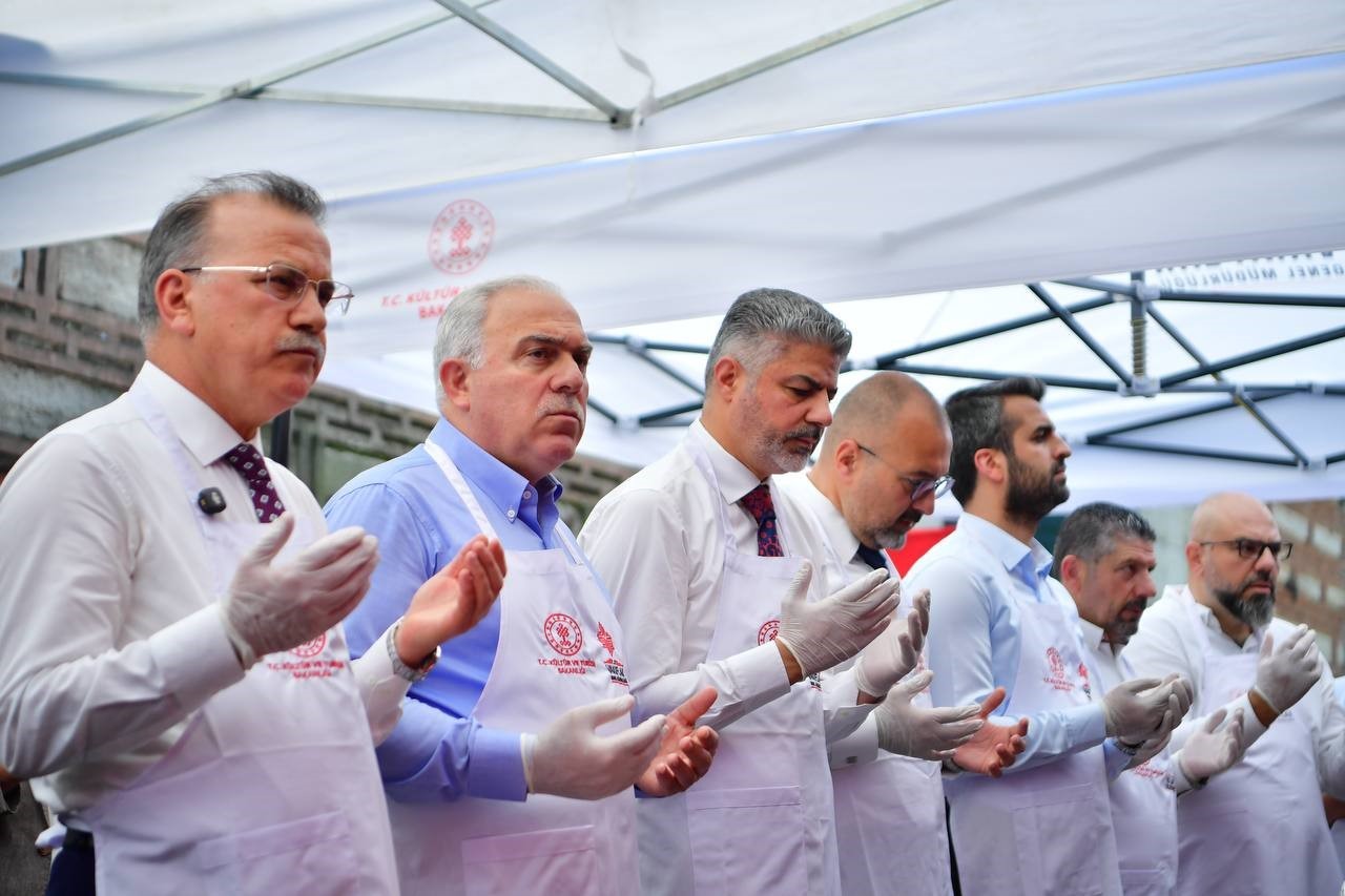 Tarihi Mısır Çarşısı’nda 20 bin kişilik aşure ikramı