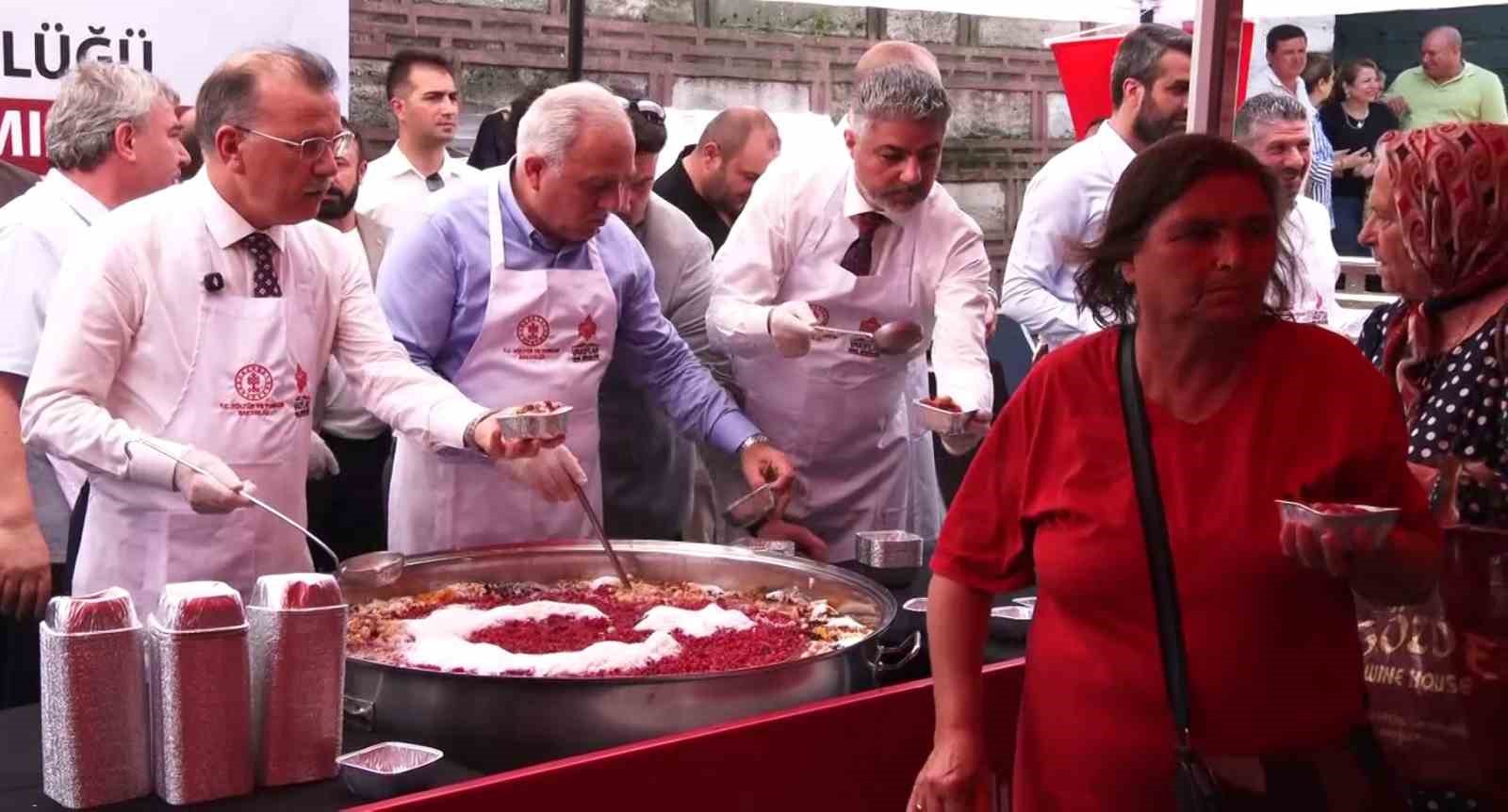 Tarihi Mısır Çarşısı’nda 20 bin kişilik aşure ikramı