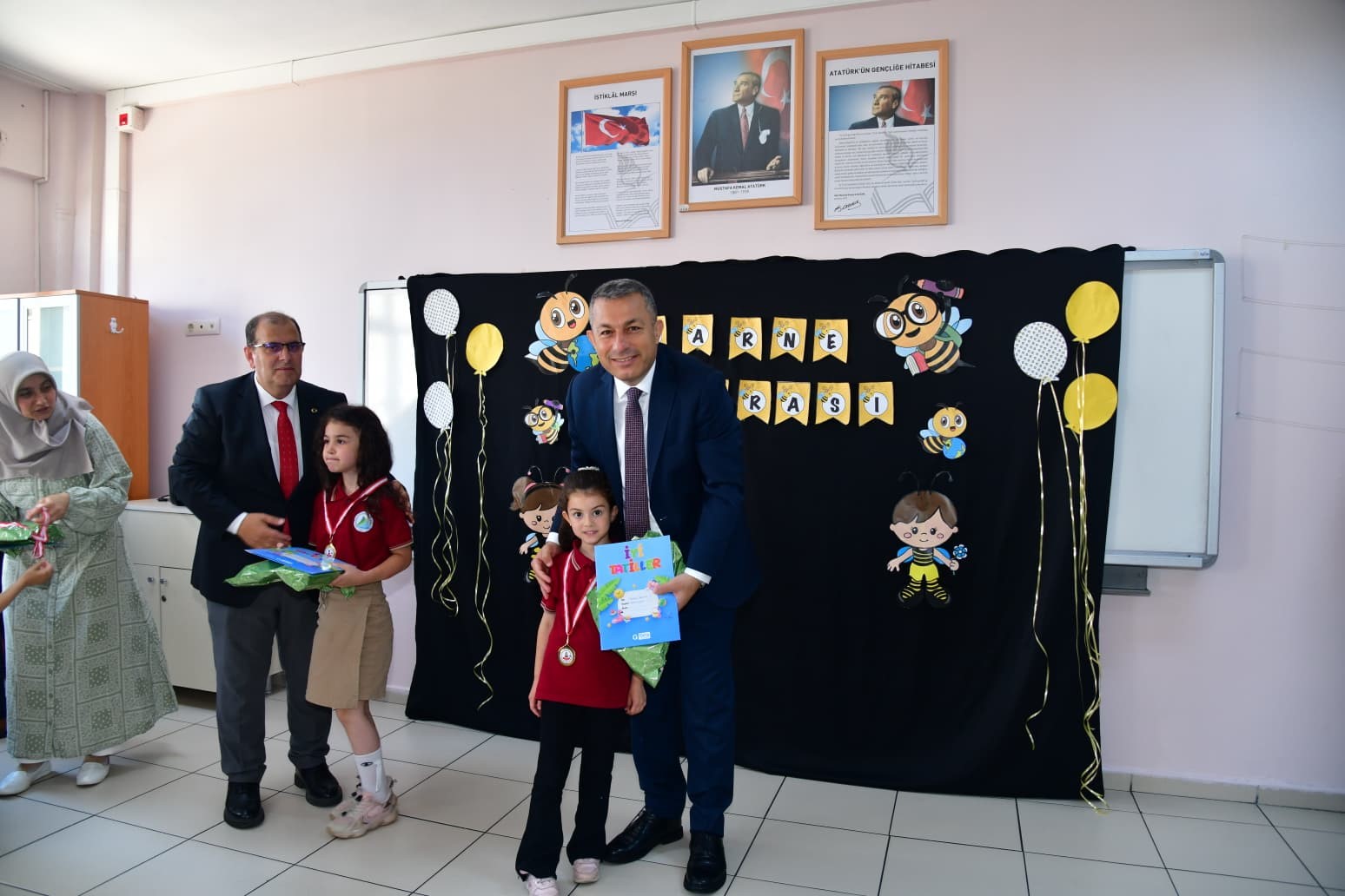 Önce karne sonra kek dağıttı