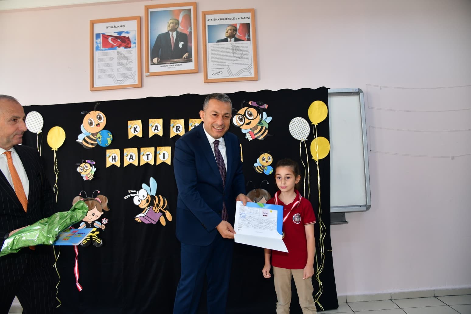 Önce karne sonra kek dağıttı