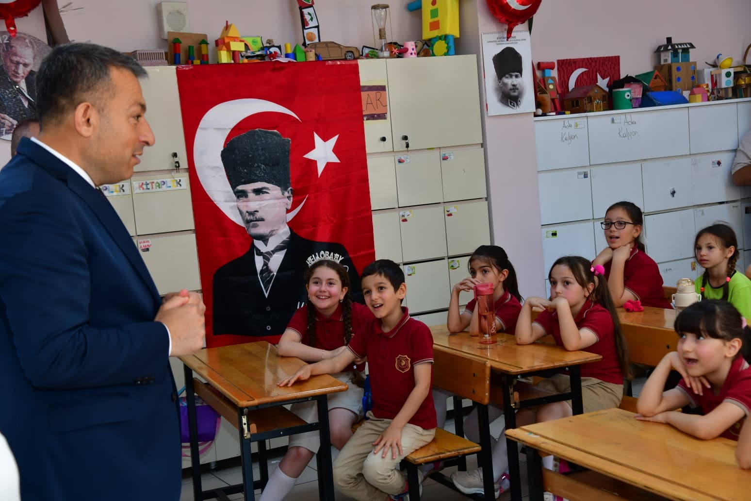 Önce karne sonra kek dağıttı