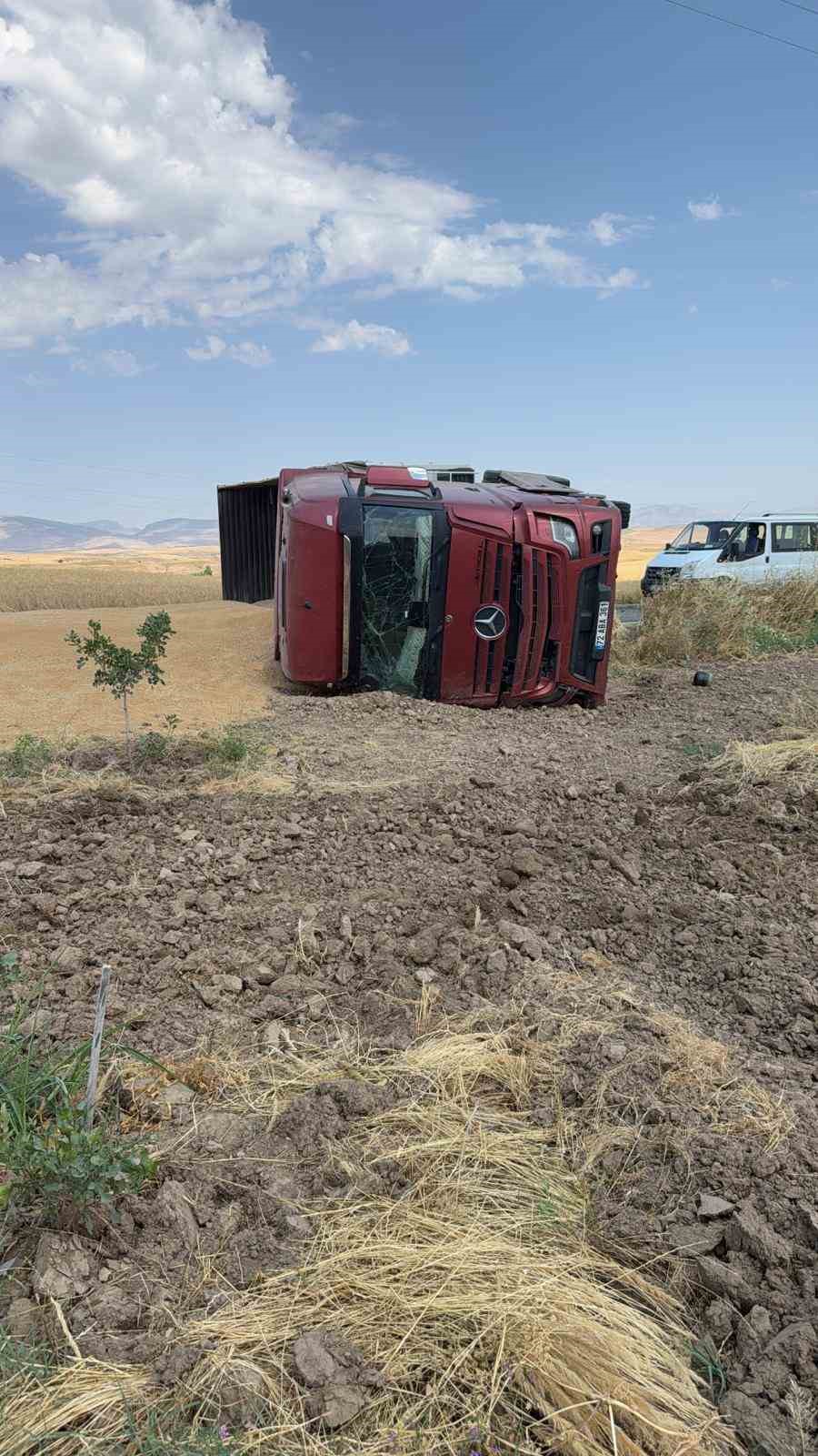 Batman’da buğday yüklü kamyon devrildi, sürücü yaralandı