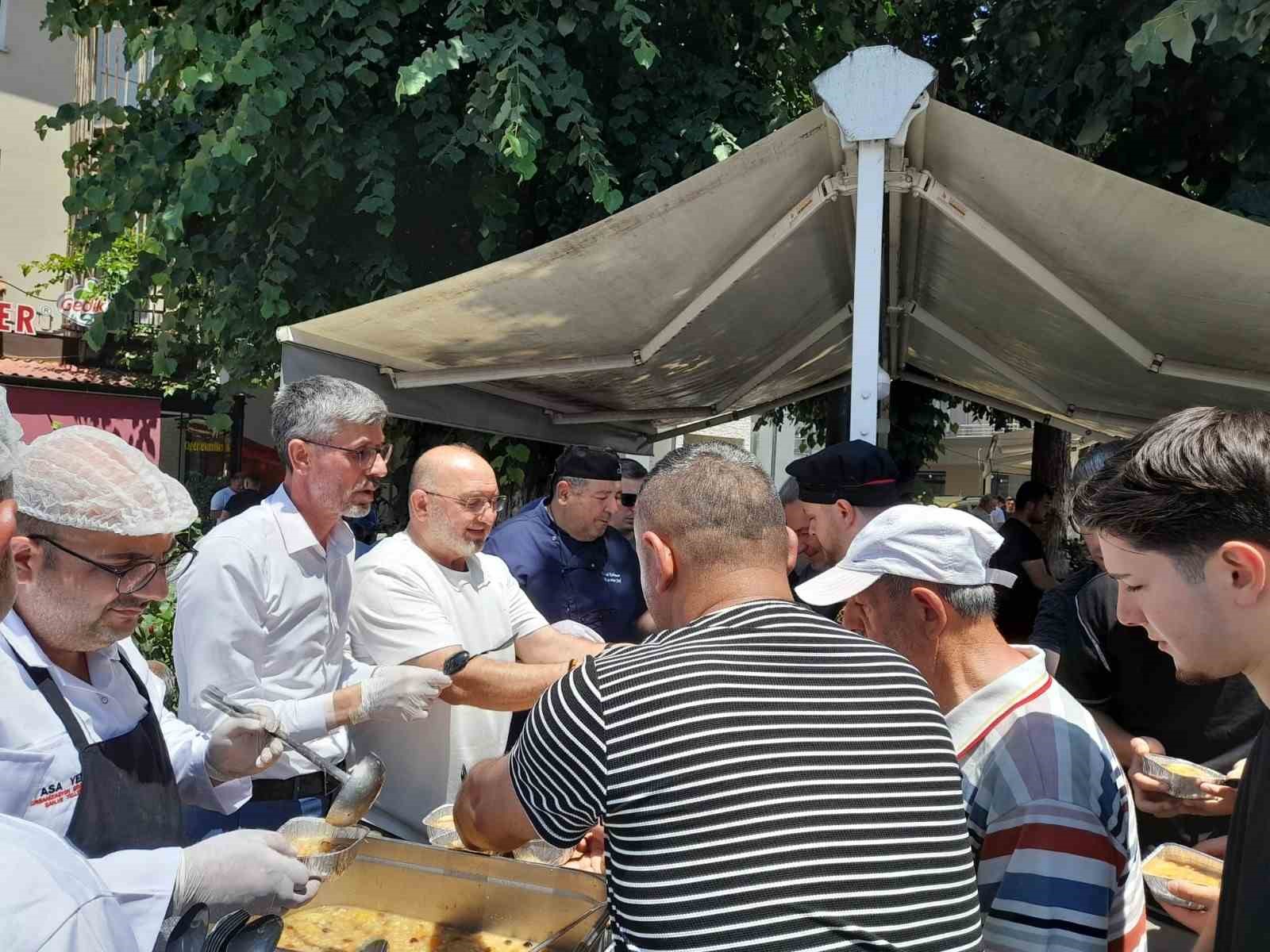 Düzce’de bin kişinin ağzı AK Parti tarafından dağıtılan aşure ile tatlandı