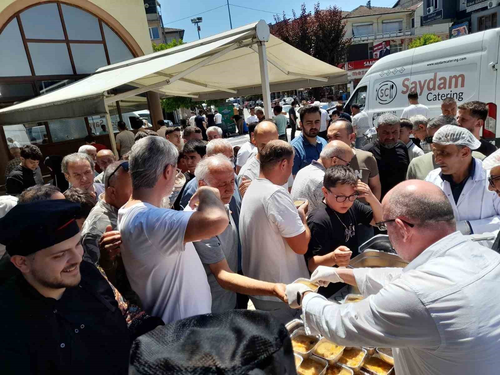 Düzce’de bin kişinin ağzı AK Parti tarafından dağıtılan aşure ile tatlandı