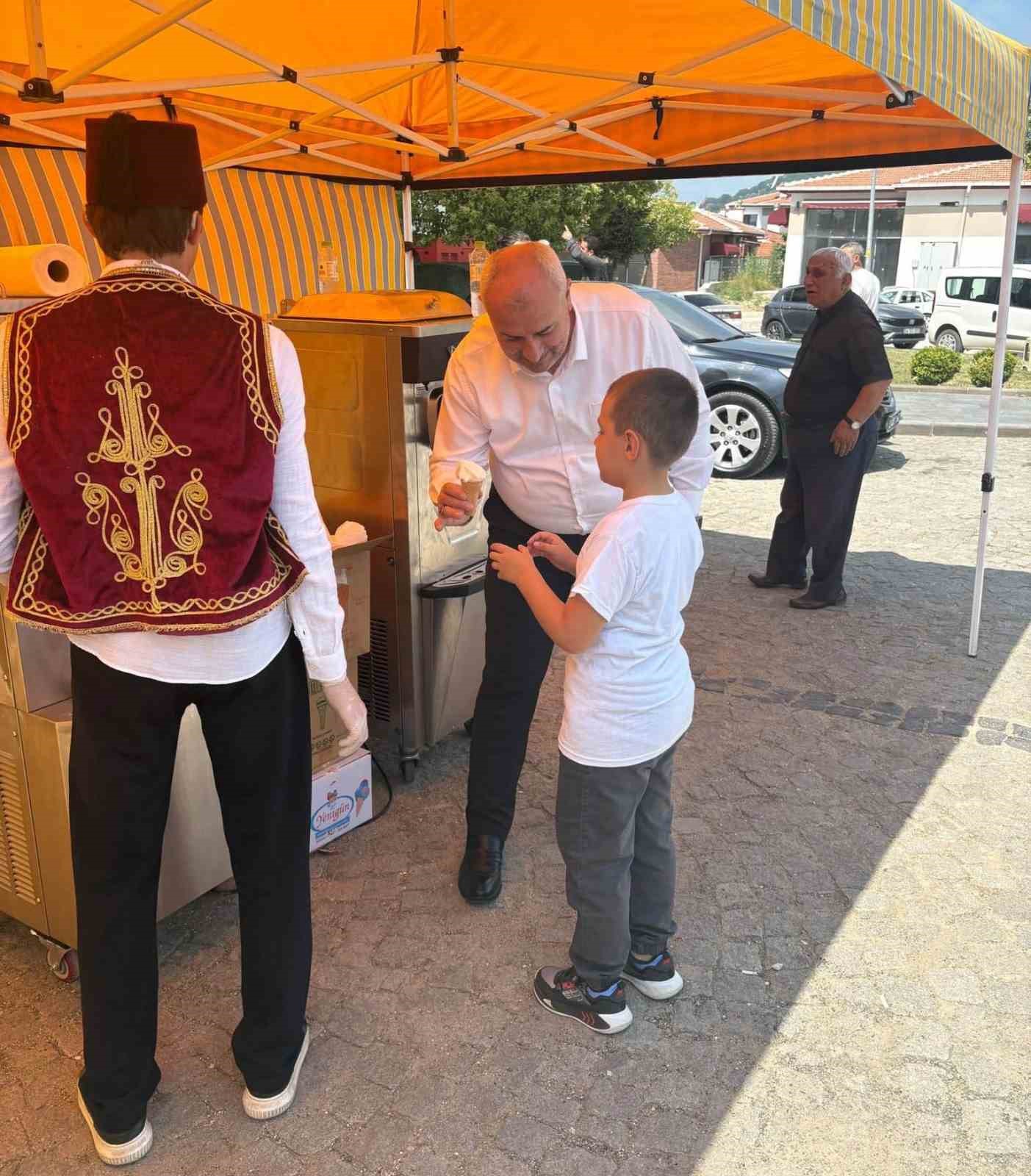 Karneyi getirdiler dondurmayı kaptılar