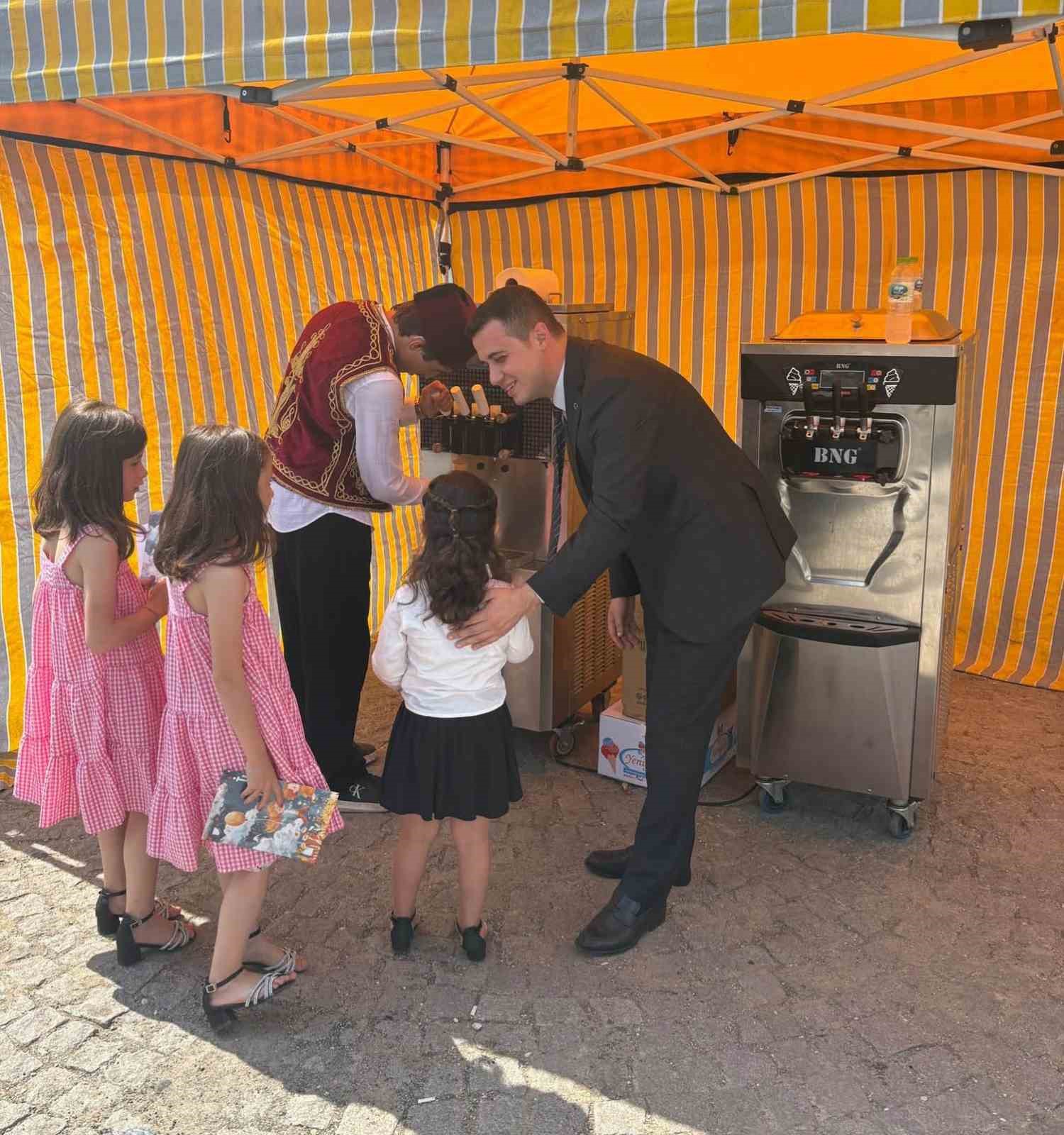 Karneyi getirdiler dondurmayı kaptılar