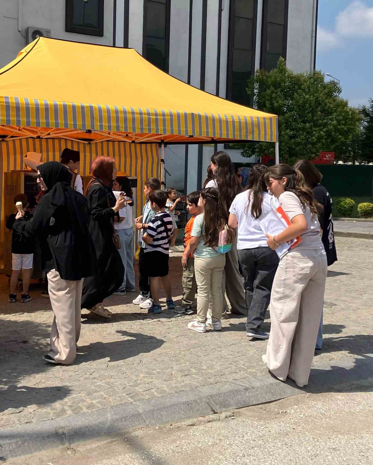 Karneyi getirdiler dondurmayı kaptılar