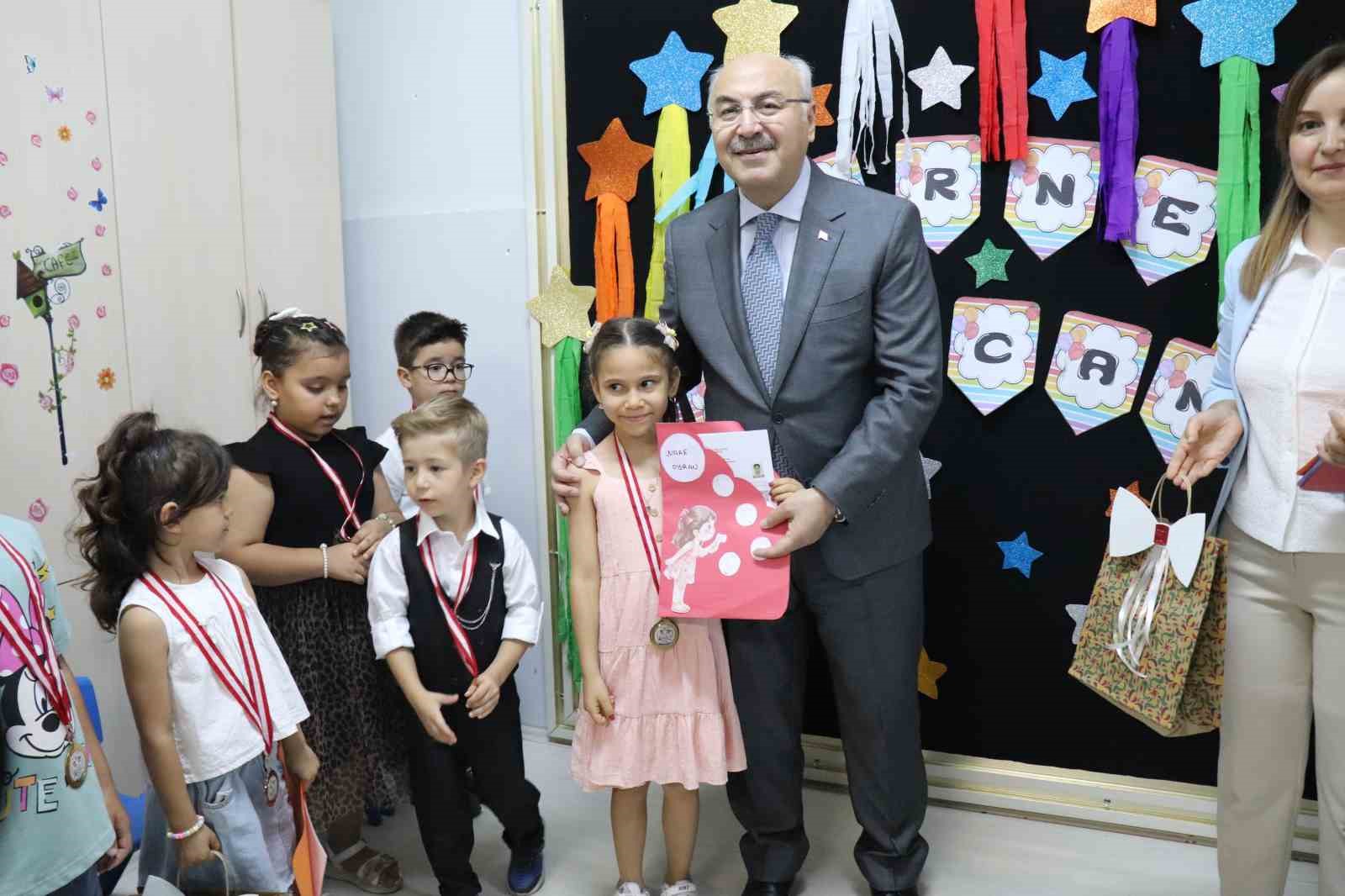 Denizli’de 180 bin öğrenci karne sevinci yaşadı