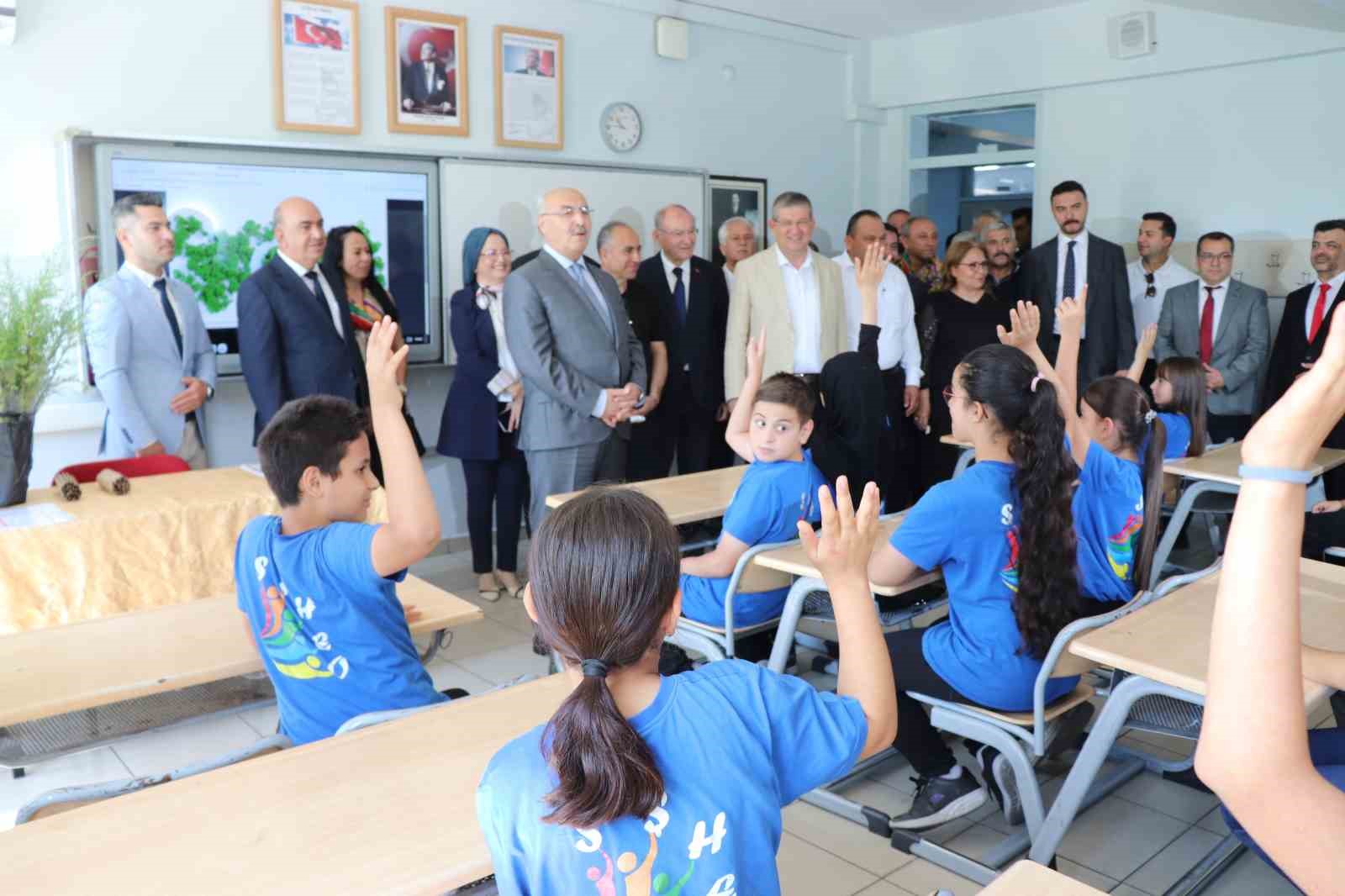 Denizli’de 180 bin öğrenci karne sevinci yaşadı
