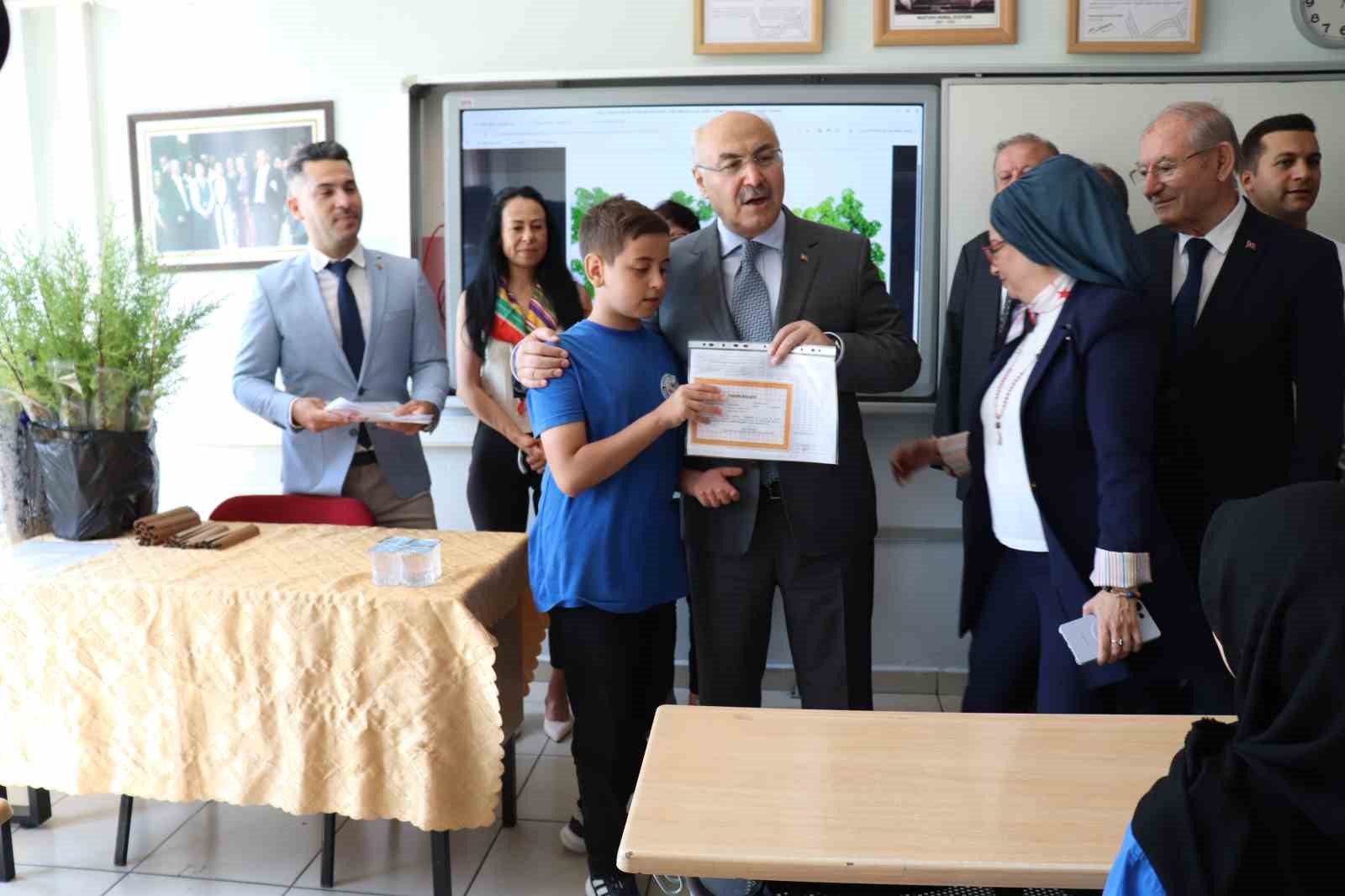 Denizli’de 180 bin öğrenci karne sevinci yaşadı