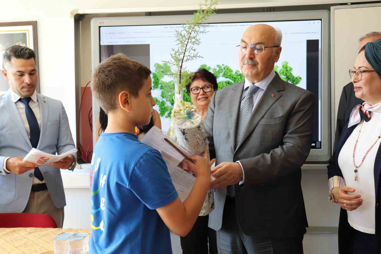 Denizli’de 180 bin öğrenci karne sevinci yaşadı
