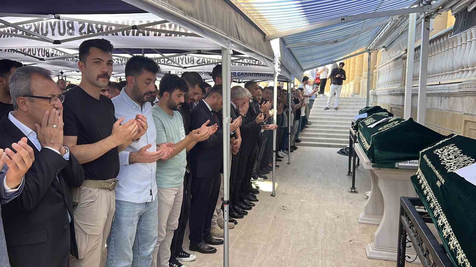 Yangında hayatını kaybeden engelli 3 kardeş toprağa verildi