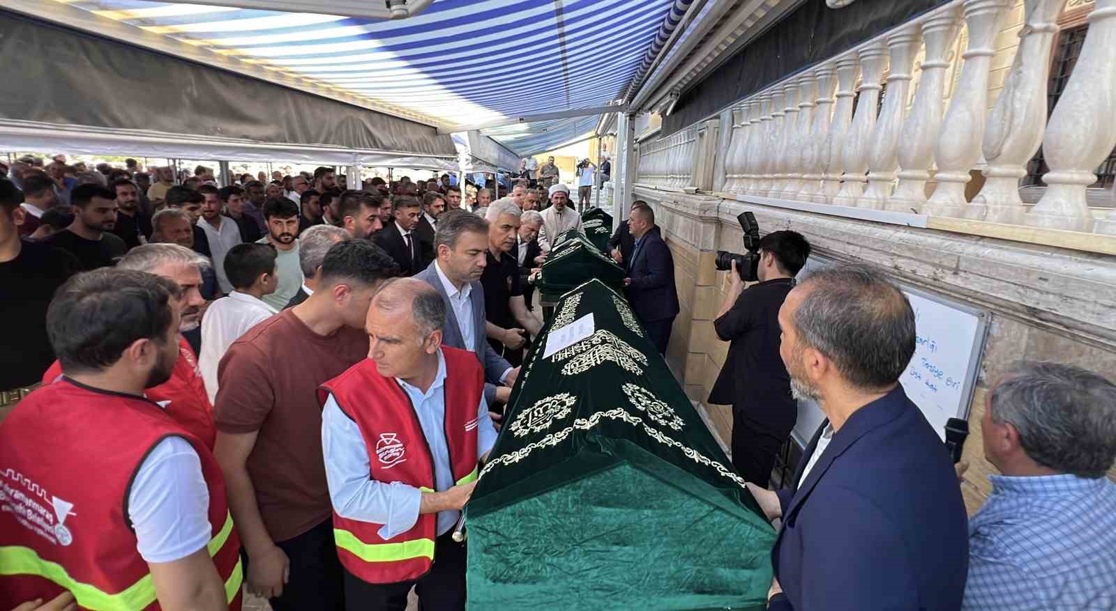 Yangında hayatını kaybeden engelli 3 kardeş toprağa verildi