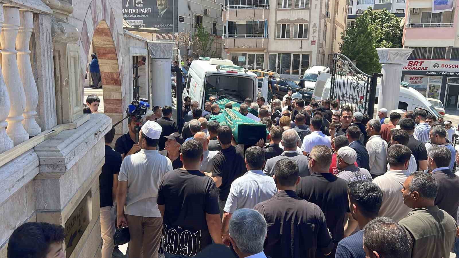 Yangında hayatını kaybeden engelli 3 kardeş toprağa verildi