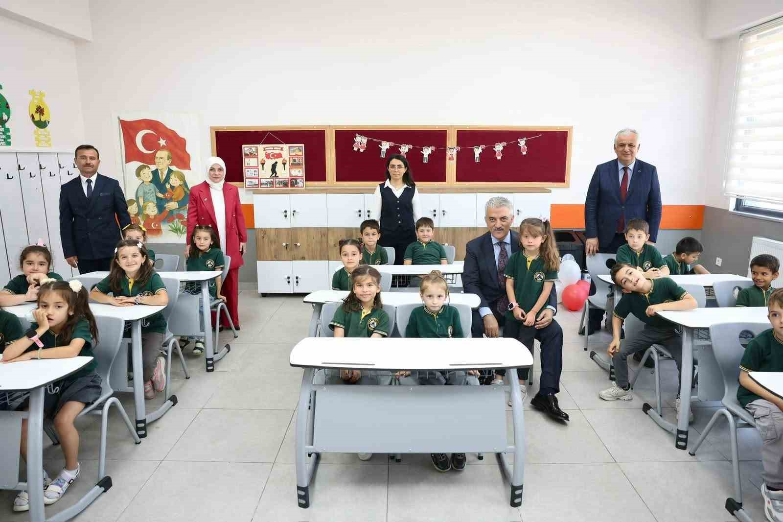 Vali Makas, İrfan Öztürk İlkokulu’nda karne sevincine ortak oldu