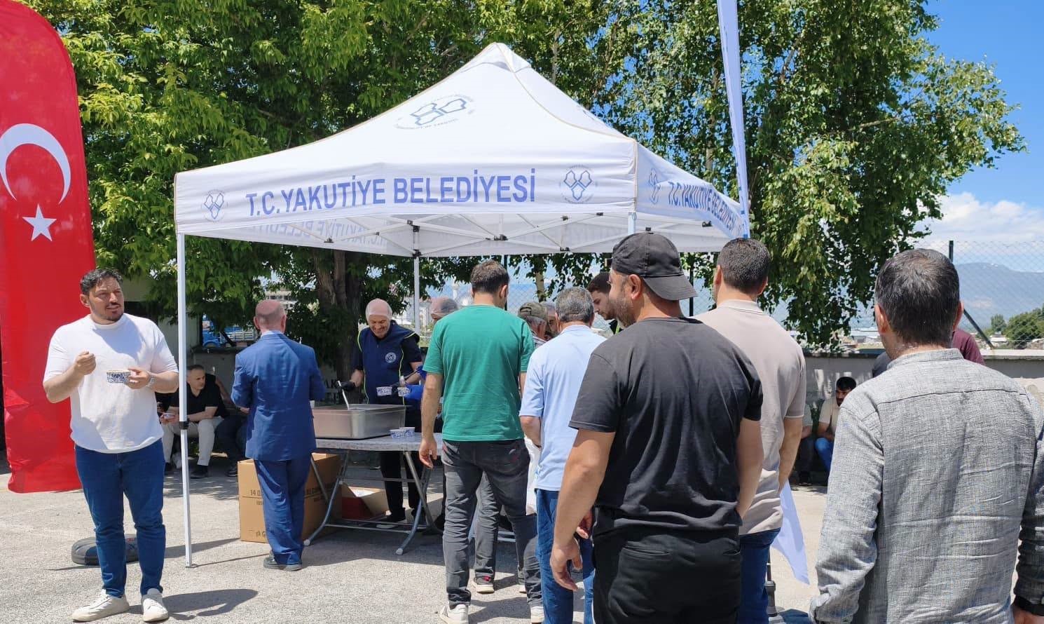 Yakutiye Belediyesi Cuma Namazı çıkışı aşure dağıttı