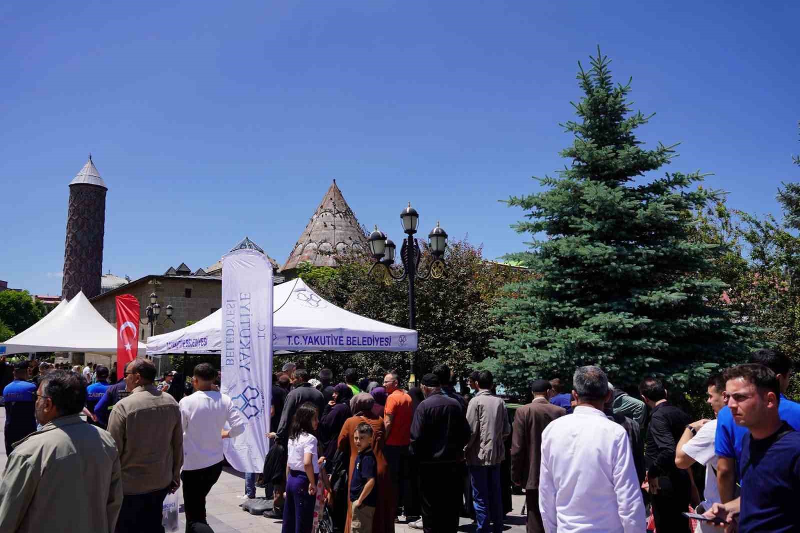 Yakutiye Belediyesi Cuma Namazı çıkışı aşure dağıttı