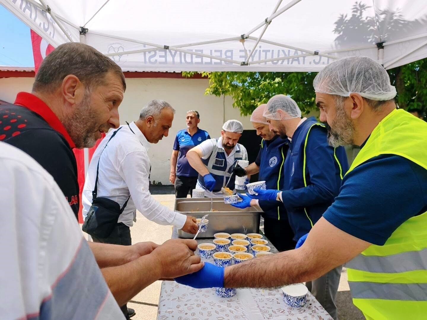 Yakutiye Belediyesi Cuma Namazı çıkışı aşure dağıttı