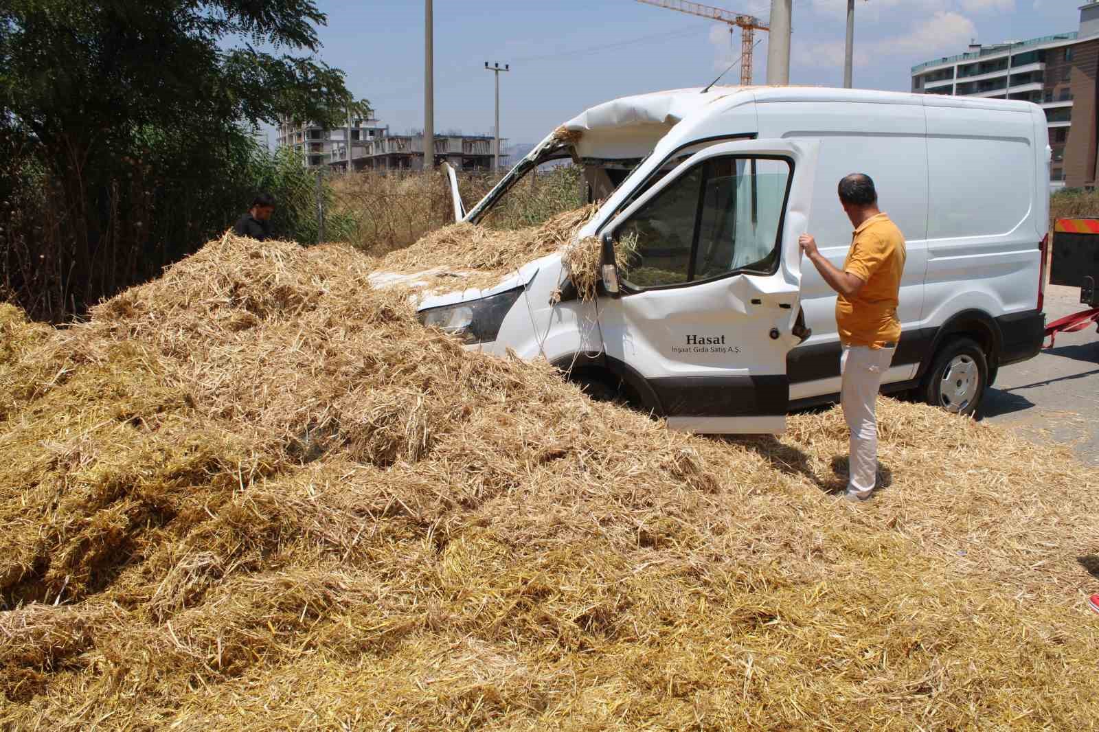 Köprüye takılan saman balyaları kamyonetin üzerine devrildi: 1 yaralı