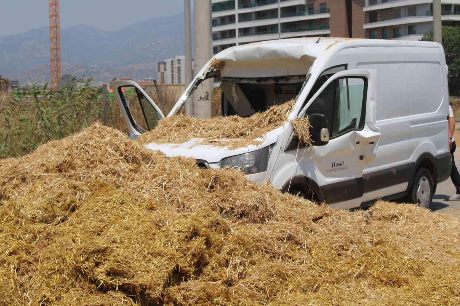 Köprüye takılan saman balyaları kamyonetin üzerine devrildi: 1 yaralı