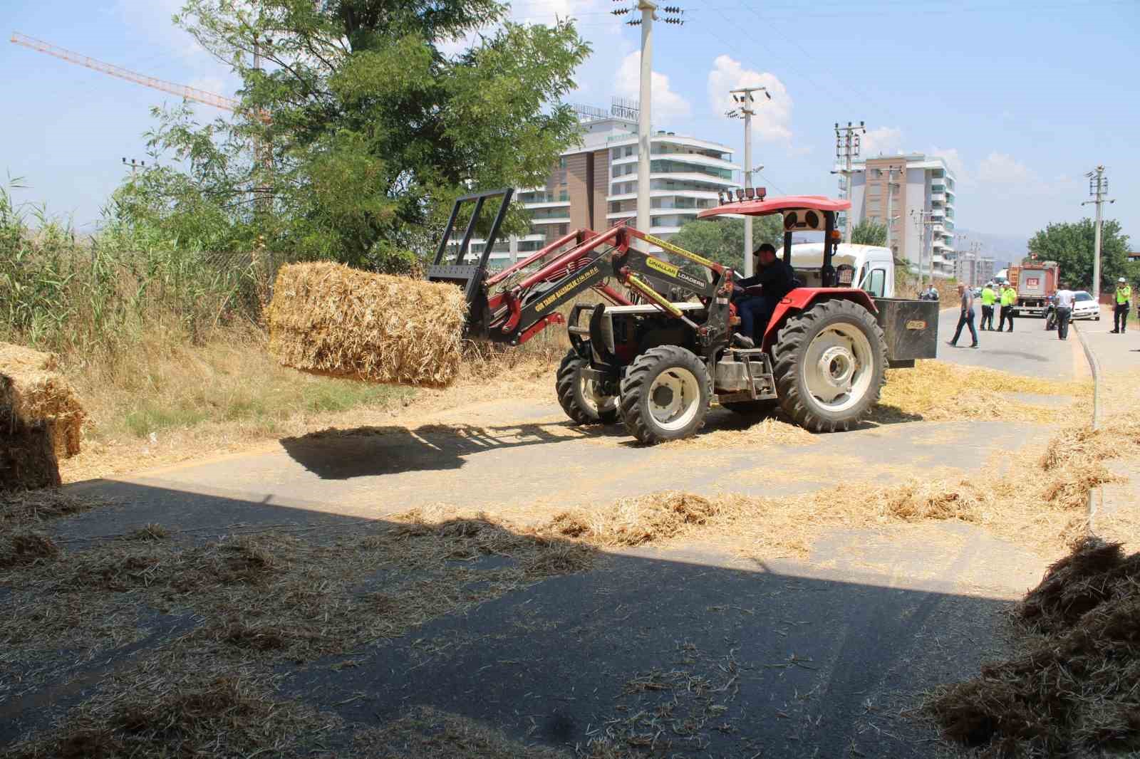 Köprüye takılan saman balyaları kamyonetin üzerine devrildi: 1 yaralı
