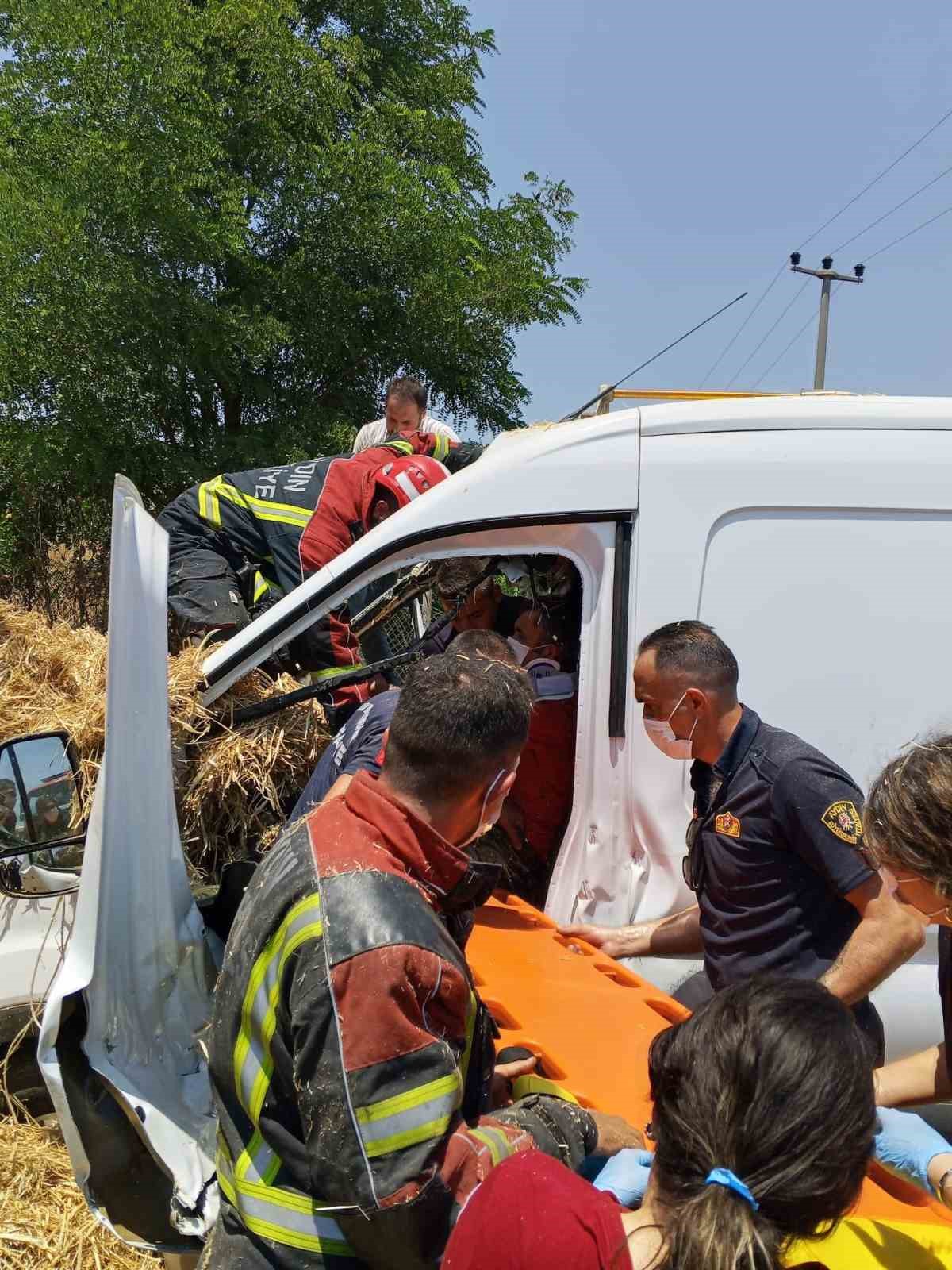Köprüye takılan saman balyaları kamyonetin üzerine devrildi: 1 yaralı