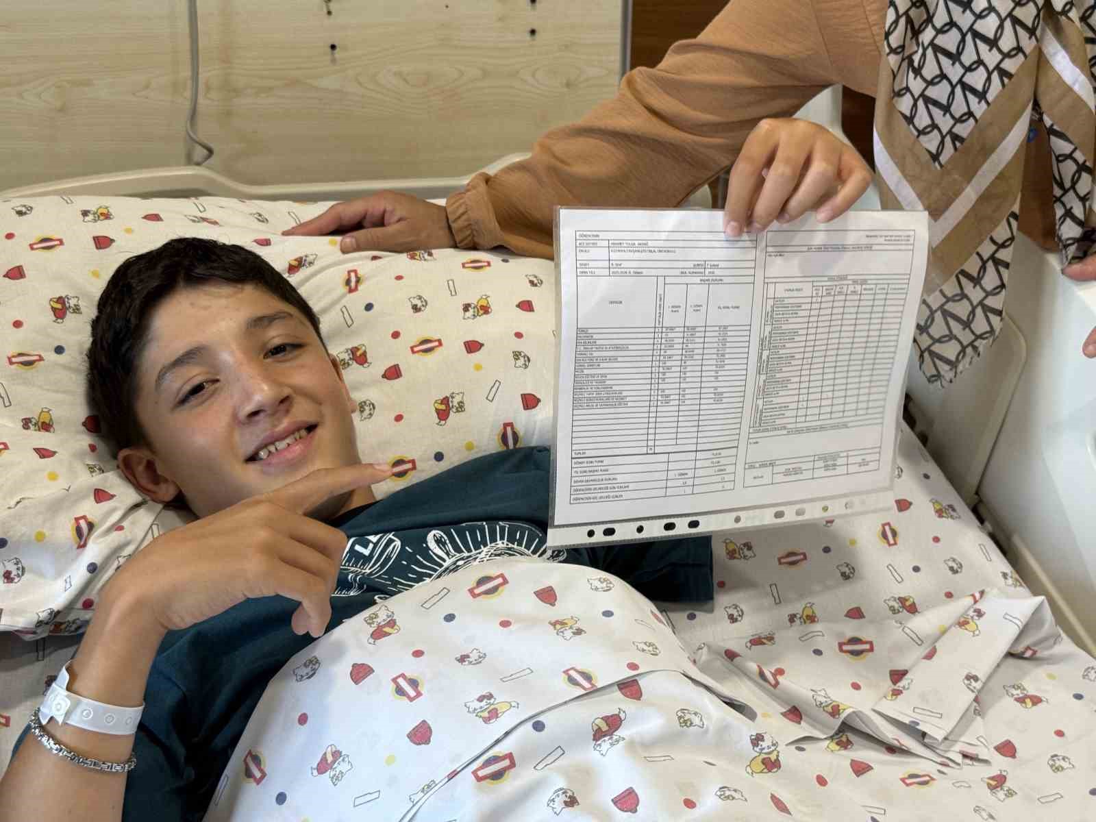 Hastanedeki sınıf ve odalarında karne sevinci yaşadılar