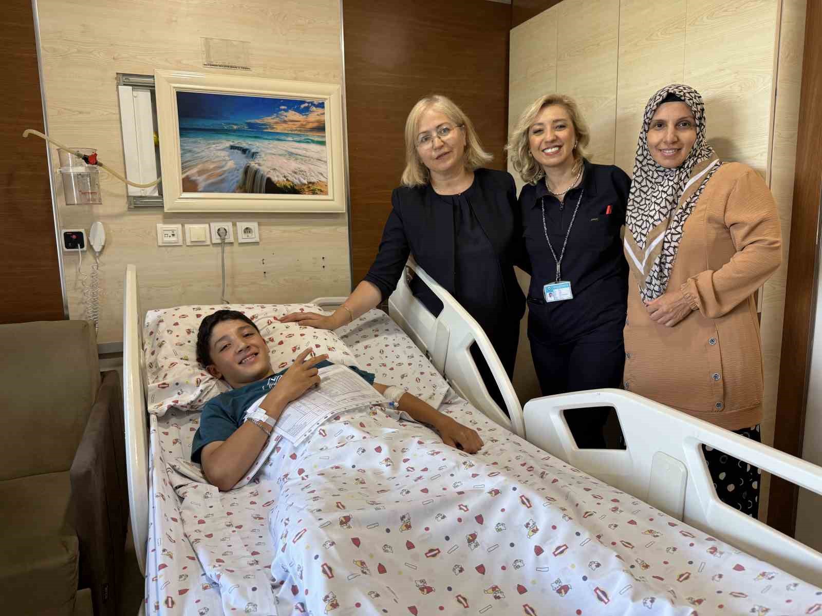Hastanedeki sınıf ve odalarında karne sevinci yaşadılar