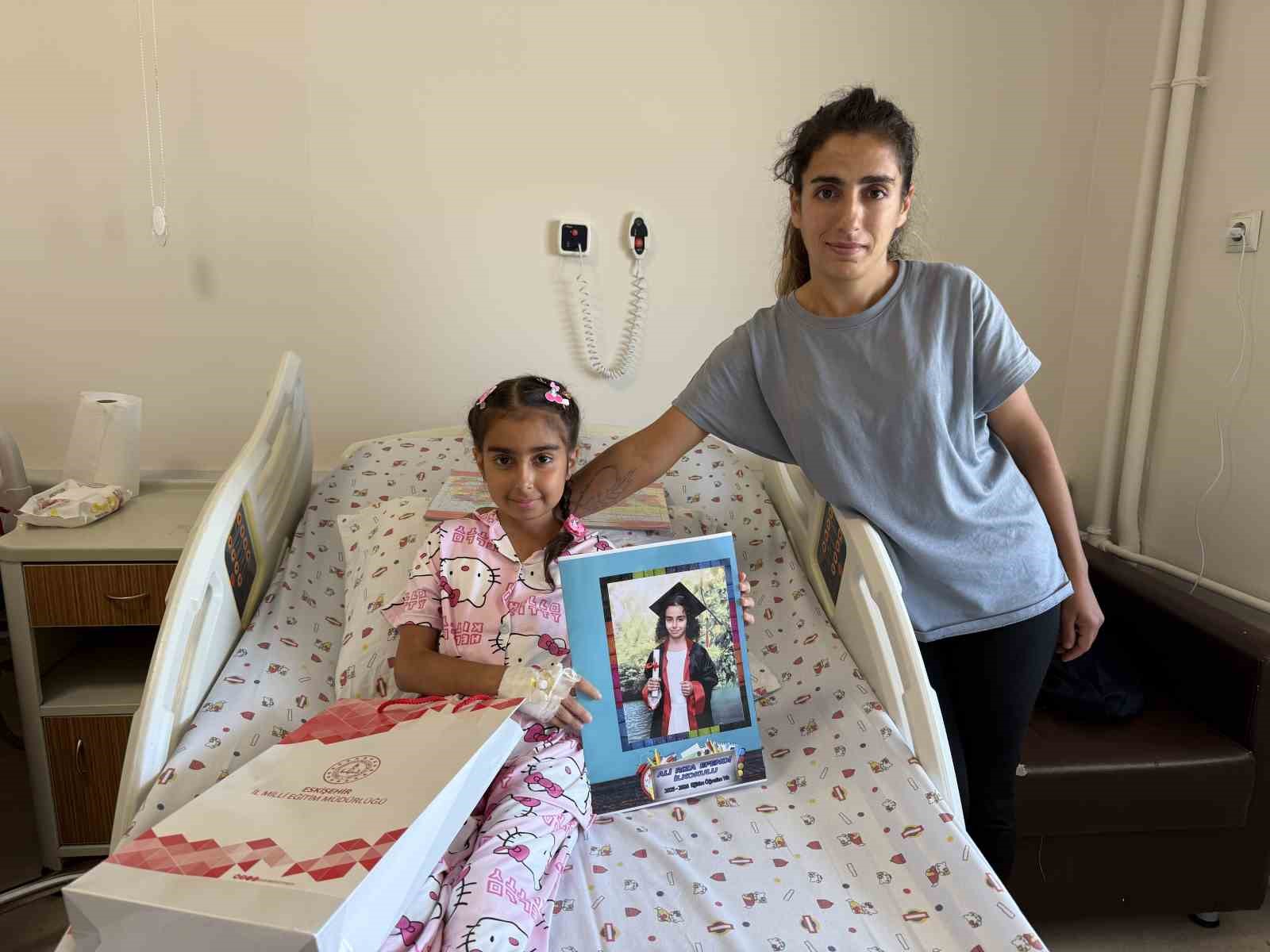 Hastanedeki sınıf ve odalarında karne sevinci yaşadılar