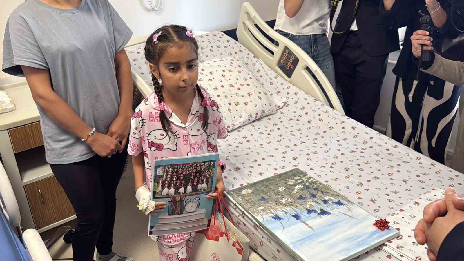 Hastanedeki sınıf ve odalarında karne sevinci yaşadılar