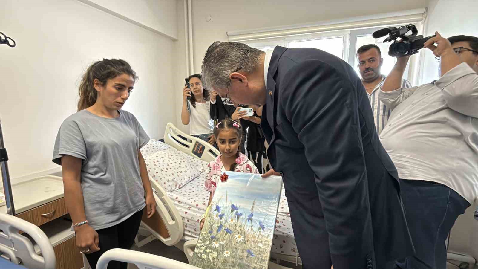 Hastanedeki sınıf ve odalarında karne sevinci yaşadılar