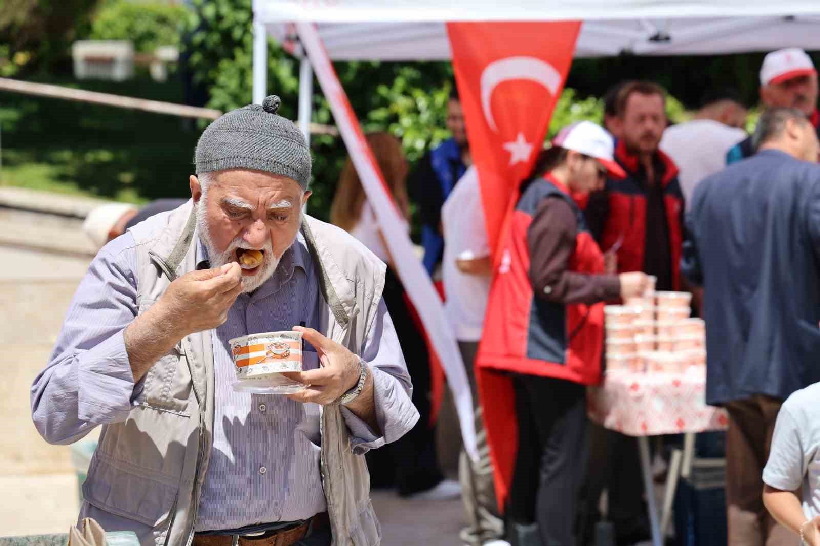 Sivas’ta vatandaşlara aşure dağıtıldı