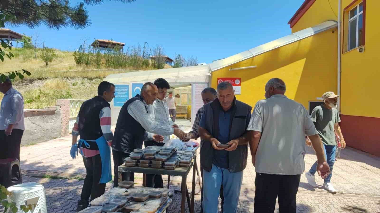 Sivas’ta vatandaşlara aşure dağıtıldı