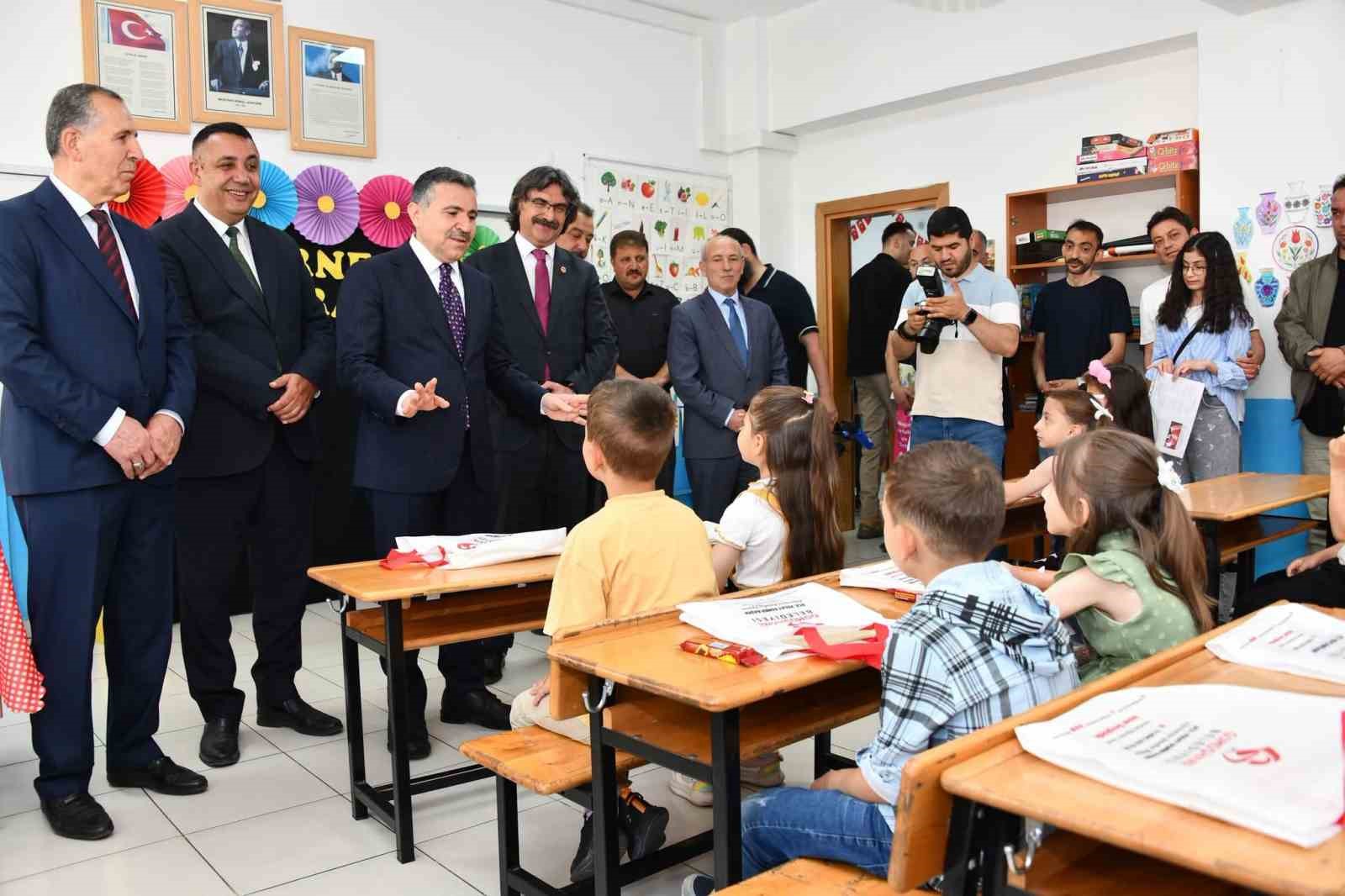 Gümüşhane’de 17 bin 183 öğrenci karne sevinci yaşadı